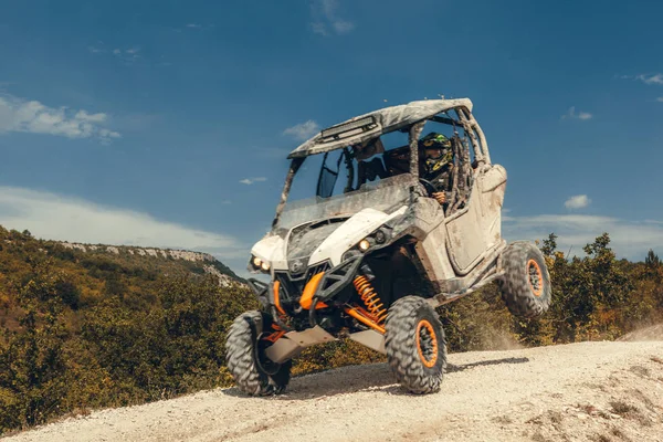 背景の山の Atv のジャンプをクローズ アップ — ストック写真