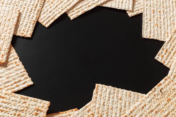 黑色背景上的马撒或马察作品的照片 马塔为犹太逾越节 复制空间的位置 — 图库照片