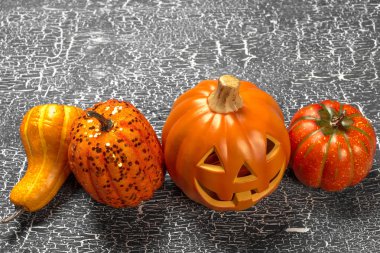 Mutlu halloween pumpkins gri arka plan üzerinde yakın çekim 