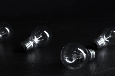 Edison ampul koyu arka plan üzerinde Kapat.