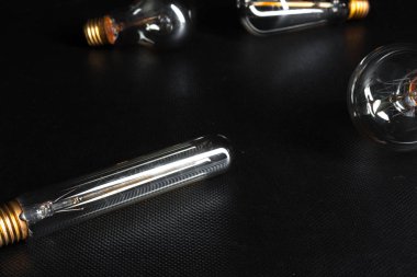 Edison ampul koyu arka plan üzerinde Kapat.