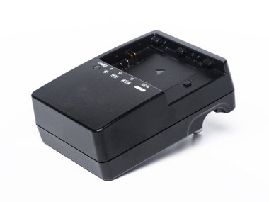 Beyaz arka plan üzerinde izole dijital fotoğraf makinesi için şarj