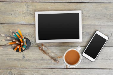 Dijital tablet ve kahve fincanı ahşap tablo