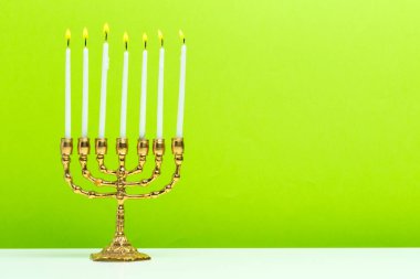 Mumlar yanan ile bronz Hanukkah menorah