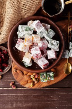 Ahşap masa üzerinde Türk lokumu.