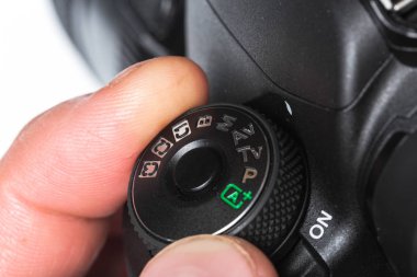 Beyaz arka plan üzerinde dijital fotoğraf makinesi Ayrıntılar görünümü Kapat