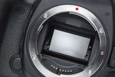 Beyaz arka plan üzerinde dijital fotoğraf makinesi Ayrıntılar görünümü Kapat