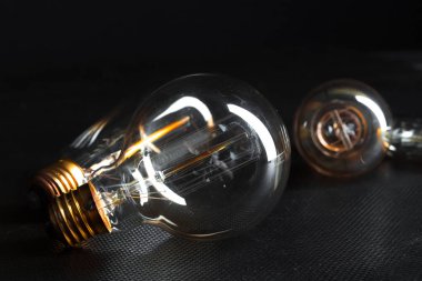 Edison ampul koyu arka plan üzerinde Kapat.