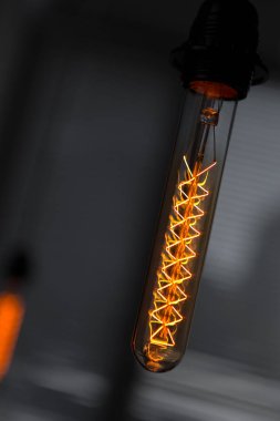 Metin için yer ile koyu arka plan üzerinde klasik Edison ampul.