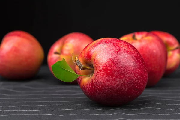 Φρέσκα Κόκκινα Μήλα Γκρι Ριγέ Υφασμάτων — Φωτογραφία Αρχείου