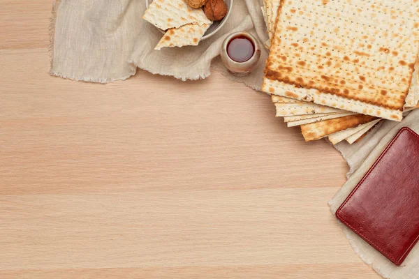 Matzo Matzoth Für Jüdisches Pessach Hölzerner Hintergrund Nahaufnahme — Stockfoto