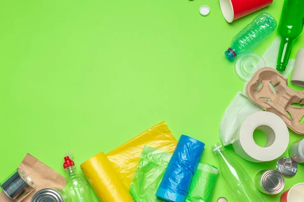 Materiales Desecho Papel Plástico Polietileno Sobre Fondo Colorido — Foto de Stock