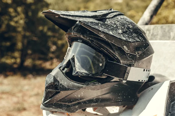 Casco Motocross Moto Sucia Con Gafas fotograf a de stock