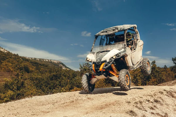 Atv Ugrás Hegyek Háttérben Közelről — Stock Fotó