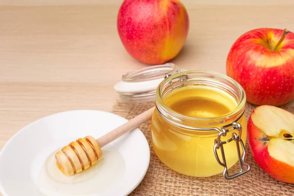 Judiska Högtiden Rosh Hashana Bakgrund Med Honung Och Äpplen Träbord — Stockfoto