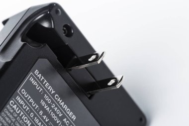 Beyaz arka plan üzerinde izole dijital fotoğraf makinesi için şarj