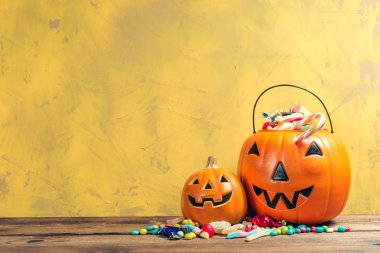 Cadılar Bayramınız Kutlu Olsun! Kabaklar şekerler ile. Festival süsleri ve gıda.