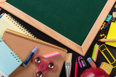 Okul ve ofis malzemeleri. Üst görünüm.