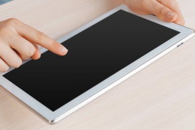 Dijital tablet, closeup tutan kadın