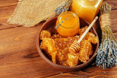 antika ahşap zemin üzerine bal ayı kavanoza tatlım