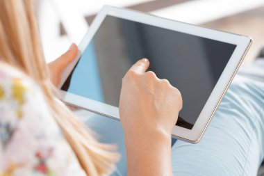Dijital tablet, closeup tutan kadın