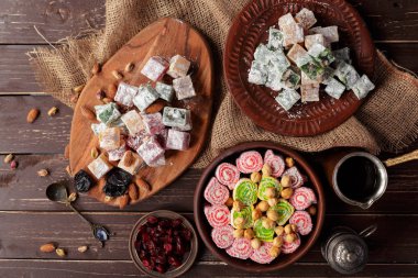 Ahşap masa üzerinde Türk lokumu.