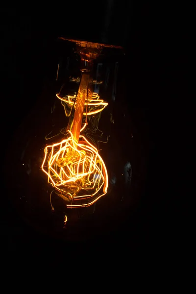 经典爱迪生灯泡在黑暗的背景与文本的空间 — 图库照片