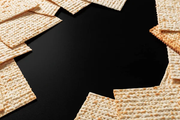 Piezas Matza Sobre Fondo Negro Días Festivos Pascua Judía —  Fotos de Stock