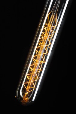 Metin için yer ile koyu arka plan üzerinde klasik Edison ampul.