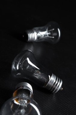 Edison ampul koyu arka plan üzerinde Kapat.