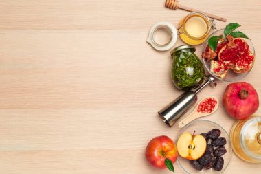 Tatlım, nar, elma ve tarihleri ahşap tahta üzerinde. Yahudi yeni yılı Rosh hashana kutlama