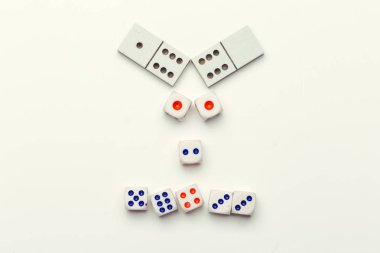 beyaz arkaplanda izole edilmiş zar