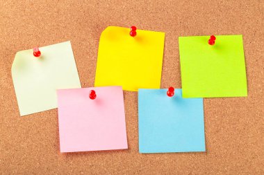 Boş notları olan mantar tahta