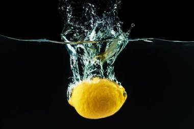 suya düşen ve su sıçramalarına yapma taze sarı limon