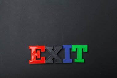 koyu arka plan üzerinde renkli Word'den yakın çekim 