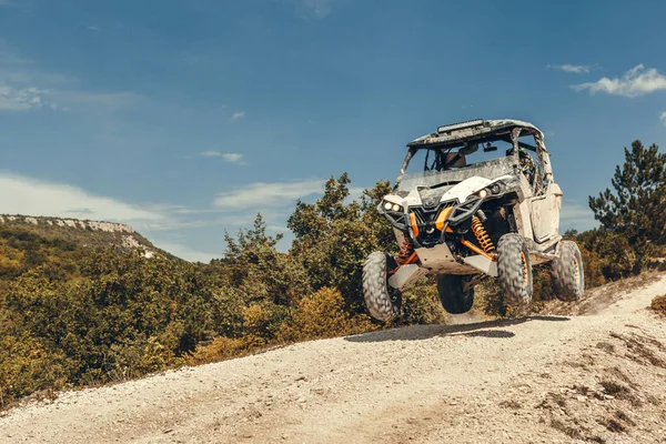 Atv Springen Den Bergen Hintergrund Nahaufnahme — Stockfoto