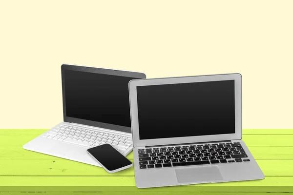 ノート パソコンとテーブルの上の携帯のクローズ アップ — ストック写真