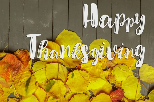 Ευτυχής Ημέρα Των Ευχαριστιών Κείμενο Κίτρινα Φύλλα — Φωτογραφία Αρχείου