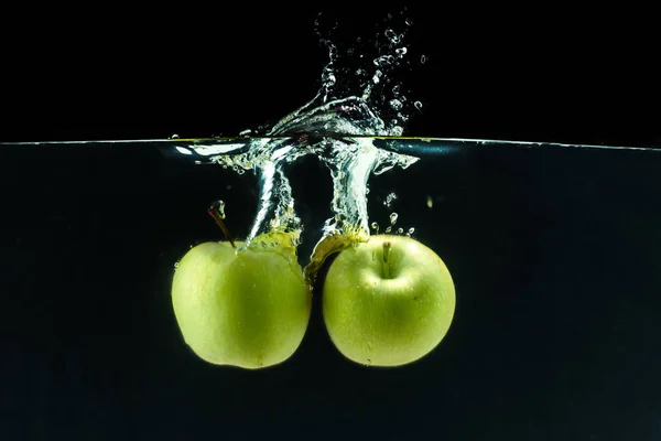 Zelená Jablka Spadající Vody Provádění Postřiku — Stock fotografie