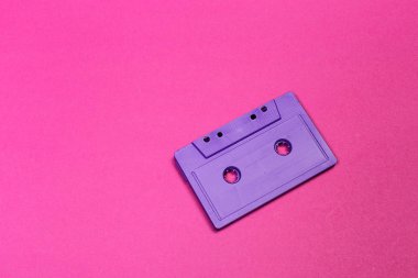 Müzik düz renkli arka plan üzerinde yatıyordu nesneleri