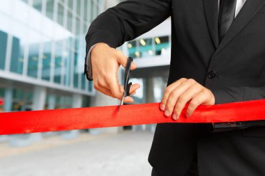 İşadamı kesme kırmızı kurdele ile makas