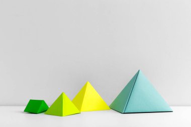 ışık arka plan üzerinde renkli geometrik şekiller 