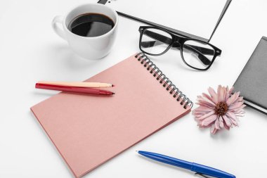 Beyaz ofis resepsiyon masası, iş ve eğitim kavramı