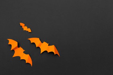 Cadılar Bayramı ve dekorasyon konsepti, kağıt yarasalar uçan