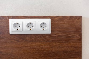 Beyaz elektrik prizine soket