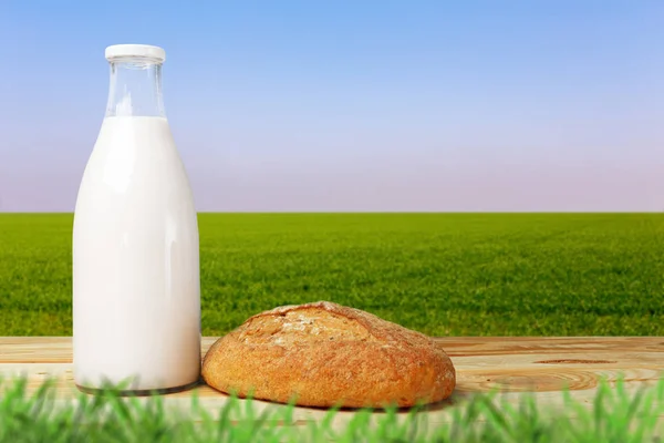 Frisch Gebackenes Brot Und Milch Auf Dem Tisch — Stockfoto