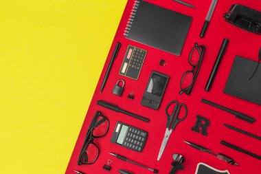 Renkli arka plan üzerinde en iyi görünümü ofis ve okul malzemeleri