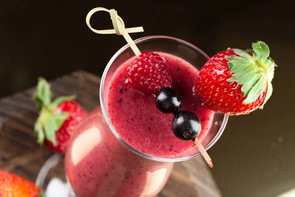 Jordgubbe Smoothie Mörk Bakgrund — Stockfoto