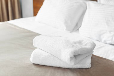 Otel müşterileri için misafir odasında beyaz havlu.