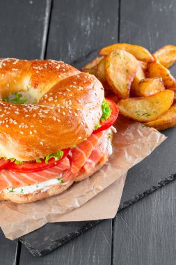 Hamburger kayrak plaka üzerinde patates kızartması ile